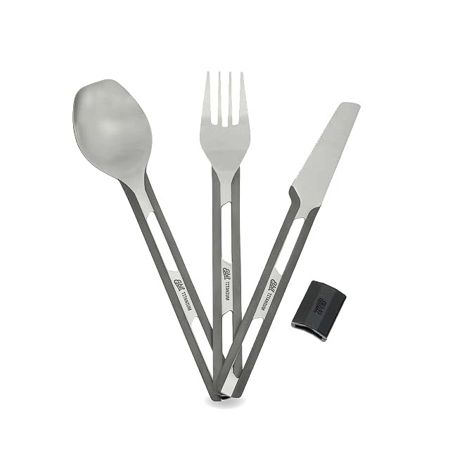 Couteau, fourchette et cuillère en titane Esbit empilés et tenus par un manchon en silicone