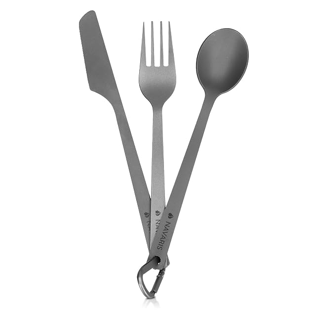 Couteau, fourchette et cuillère en titane Navaris réunis sur un mousqueton avec leur housse en filet