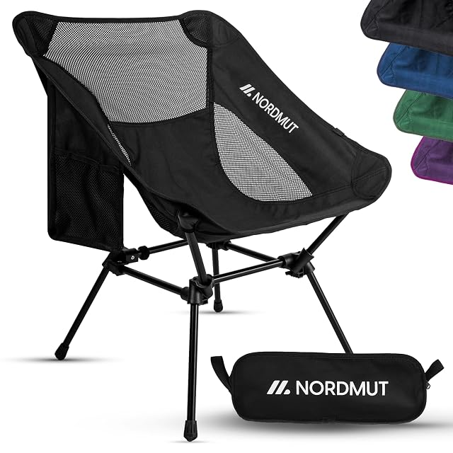 Chaise de camping compacte NORDMUT noire avec un cadre en aluminium et son sac de transport