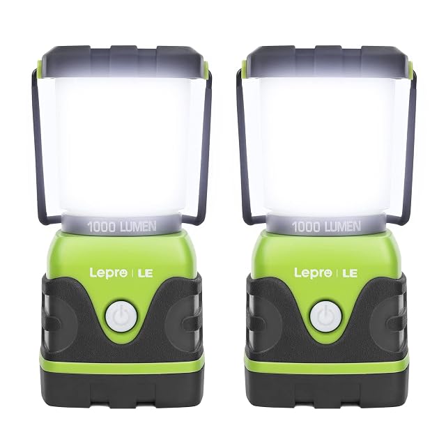 Lanterne de camp Lepro verte avec un diffuseur semi-transparent et une poignée métallique, vendue par lot de deux