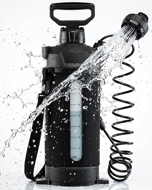 Douche de camping à pression qeedo de 8 litres à pompe manuelle avec isolation néoprène et pommeau