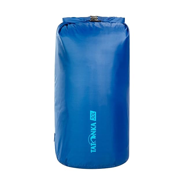 Sac étanche Dry Sack bleu de Tatonka, roulé et fermé par sa boucle clip