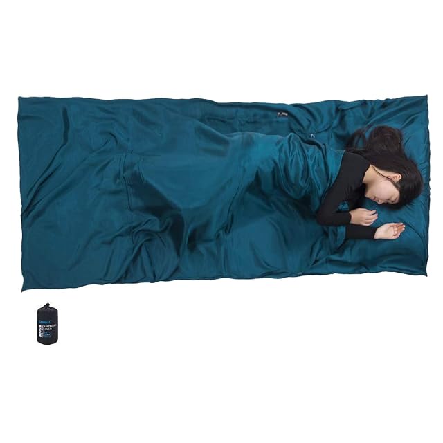 Drap de sac en soie de mûrier BROWINT plié à côté de sa housse de rangement en nylon