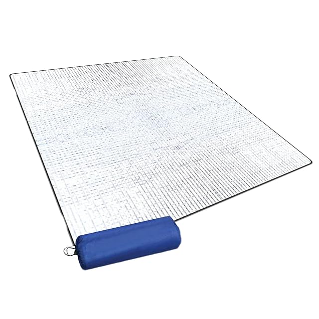 Matelas de camping en mousse Mirenko à double face aluminium posé à plat avec sa housse de rangement
