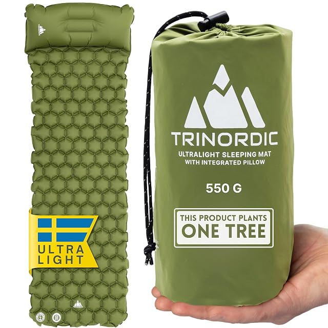 Matelas de camping gonflable ultraléger TRINORDIC roulé à côté de son oreiller gonflable