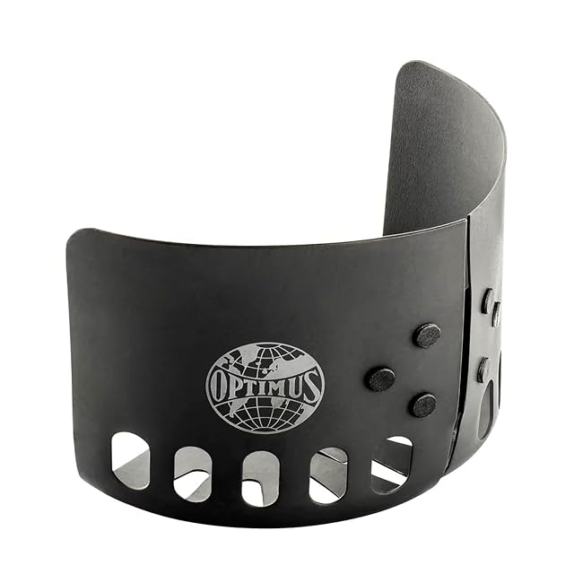 Pare-vent à clipser en aluminium Optimus monté autour d’une casserole de réchaud de camping