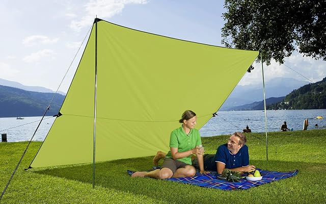 Tarp de camping ultraléger BERGER monté en auvent de soleil avec ses mâts