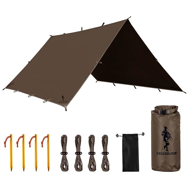 Tarp de camping bordeaux FREE SOLDIER monté en abri au-dessus d’un camp